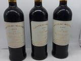 trois bouteilles de vin posées l'une à côté de l'autre sur une table