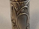 un briquet en argent posé sur une table