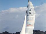 un voilier qui navigue sur l'eau
