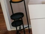 un ordinateur portable posé sur un bureau blanc