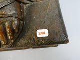 un gros plan sur une statue en bois représentant une personne