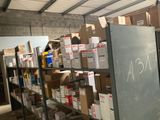 de nombreux cartons sur les étagères de l'entrepôt
