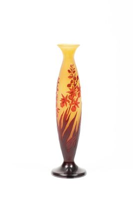 un vase posé sur un support sur une surface blanche