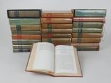 plusieurs livres empilés sur une table