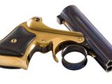 un pistolet posé sur une surface blanche
