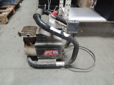 une machine posée à même le sol dans un entrepôt