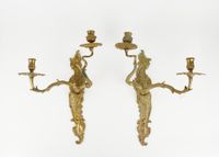 Paire d'appliques en bronze ciselé et vernis or. (photo 2)
