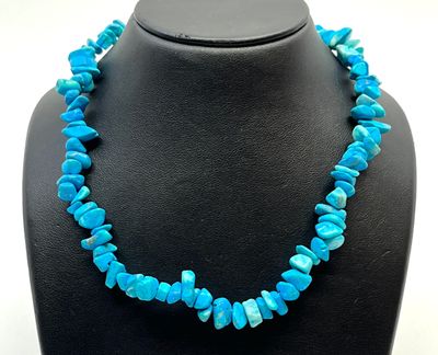 Collier composé de turquoises brutes, fermoir en métal.