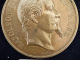 Gros plan sur une pièce de monnaie portant le visage d'un homme