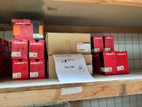 de nombreuses boîtes posées sur une étagère sur laquelle est accrochée une pancarte