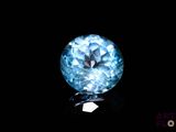 gros plan d'un diamant bleu sur une surface noire