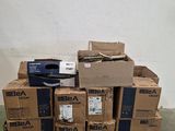 une pile de cartons posée sur une palette dans une pièce