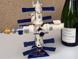 une maquette de station spatiale et une bouteille de vin