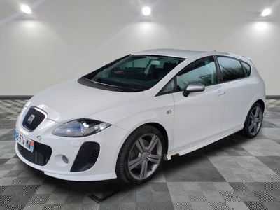 la voiture blanche est garée dans le garage sur le sol en damier