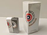 un paquet de cigarettes posé à côté d'un carton de cigarettes