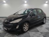 la photo d'une voiture noire garée dans un garage
