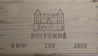 une boîte en bois portant une étiquette
