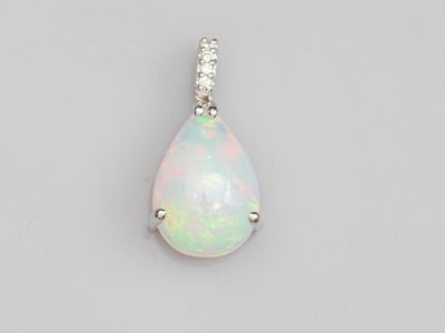un pendentif en oplite et diamant