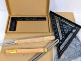 une boîte en carton contenant une règle, une règle et d'autres outils
