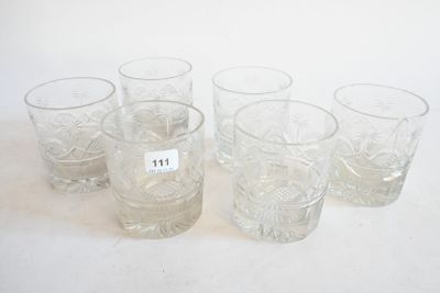 six verres posés les uns à côté des autres sur une table