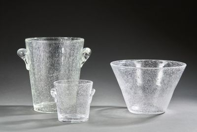 deux vases en verre transparent et un verre posés sur une table