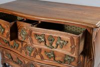 Commode galbée en noyer mouluré ouvrant par cinq tiroirs et … (photo 3)