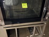 un micro-ondes muni d'un autocollant jaune, dans une cuisine