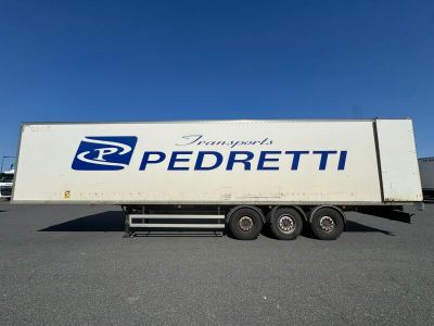 un gros plan d'une semi-remorque garée sur un parking