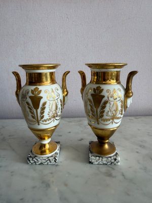 deux vases posés sur une table en marbre