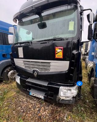 deux camions garés l'un à côté de l'autre dans un champ
