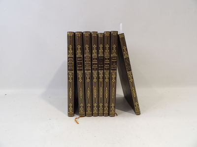 trois livres sont empilés sur une surface blanche