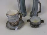 trois tasses et soucoupes posées sur une table
