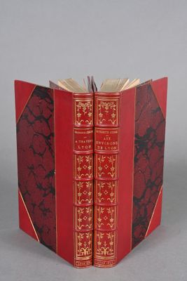 un livre rouge avec des bordures dorées et une couverture rouge