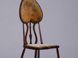 une image représentant une chaise avec une assise en bois posée sur une surface blanche