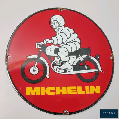 un panneau rouge sur lequel figure un homme à moto