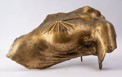 une sculpture en or représentant une main sur laquelle figure une étoile