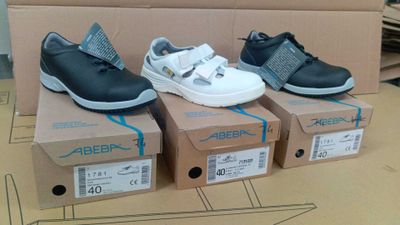 trois paires de chaussures pour enfants exposées dans une boîte