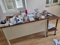 1 commode à 3 tiroirs en bois peint en blanc ; 2 placards de… (photo 3)
