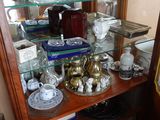 une vitrine en verre dans laquelle sont exposés de nombreux plats
