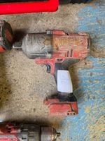 T12: Lot d'électroportatifs de marque MILWAUKEE comprenant: … (photo 4)