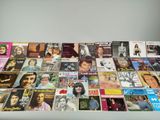 un grand nombre de livres posés sur une table