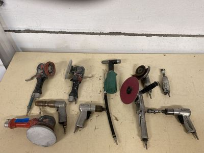 un grand nombre d'outils posés sur une table