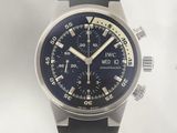 une montre noire avec un cadran bleu sur fond blanc