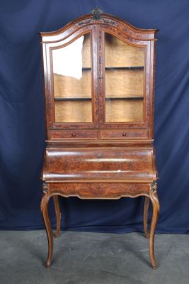 un vieux bureau en bois surmonté d'un miroir