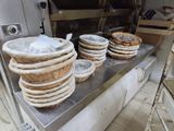 de nombreux paniers de pain empilés sur le plan de travail de la cuisine