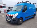 une camionnette bleue garée sur un parking, avec d'autres camions en arrière-plan