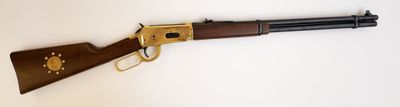 un vieux fusil avec une crosse plaquée laiton sur fond blanc