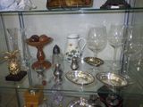 une vitrine en verre contenant de nombreux objets en verre