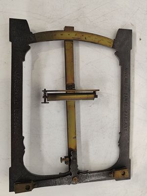 un cadre métallique orné d'une croix, posé sur une surface blanche