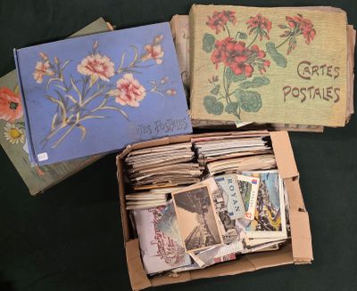 une boîte remplie de vieilles cartes postales posée sur une table